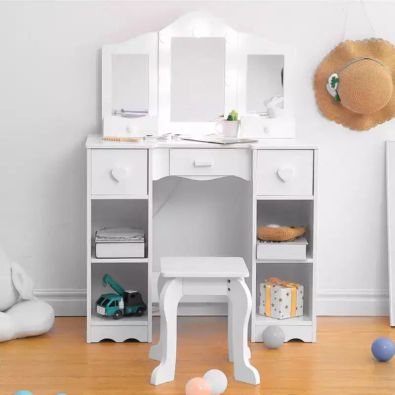 Coiffeuse pour enfants avec miroir triptyque, comprenant une coiffeuse et un tabouret en bois.