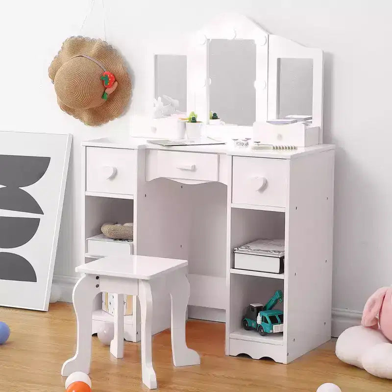 Coiffeuse pour enfants avec miroir triptyque, comprenant une coiffeuse et un tabouret en bois.