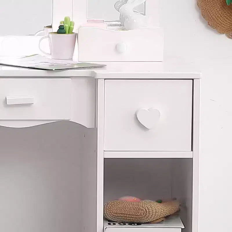 Coiffeuse pour enfants avec miroir triptyque, comprenant une coiffeuse et un tabouret en bois.
