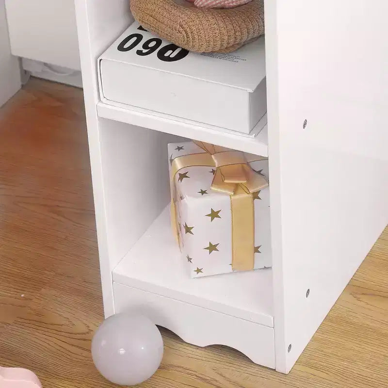 Coiffeuse pour enfants avec miroir triptyque, comprenant une coiffeuse et un tabouret en bois.