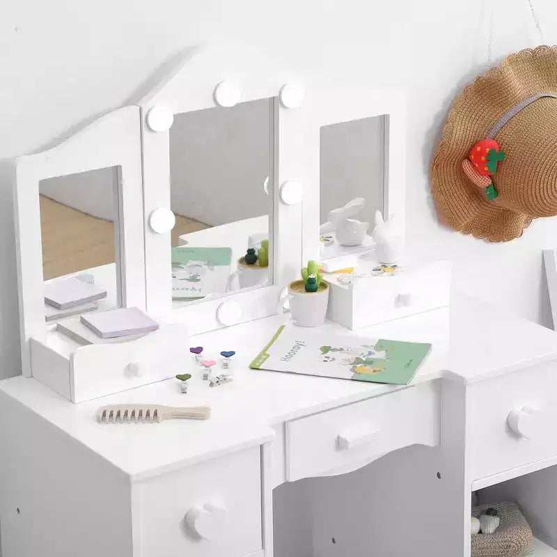Coiffeuse pour enfants avec miroir triptyque, comprenant une coiffeuse et un tabouret en bois.
