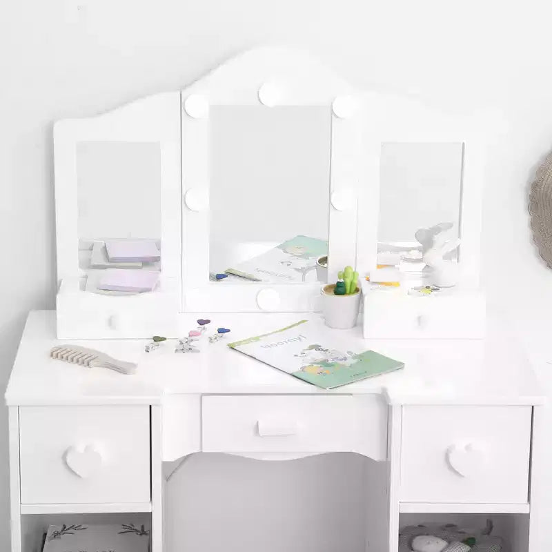 Coiffeuse pour enfants avec miroir triptyque, comprenant une coiffeuse et un tabouret en bois.