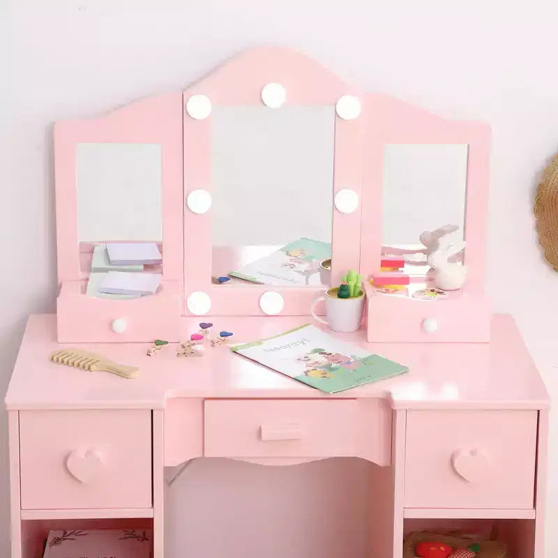 Coiffeuse pour enfants avec miroir triptyque, comprenant une coiffeuse et un tabouret en bois.