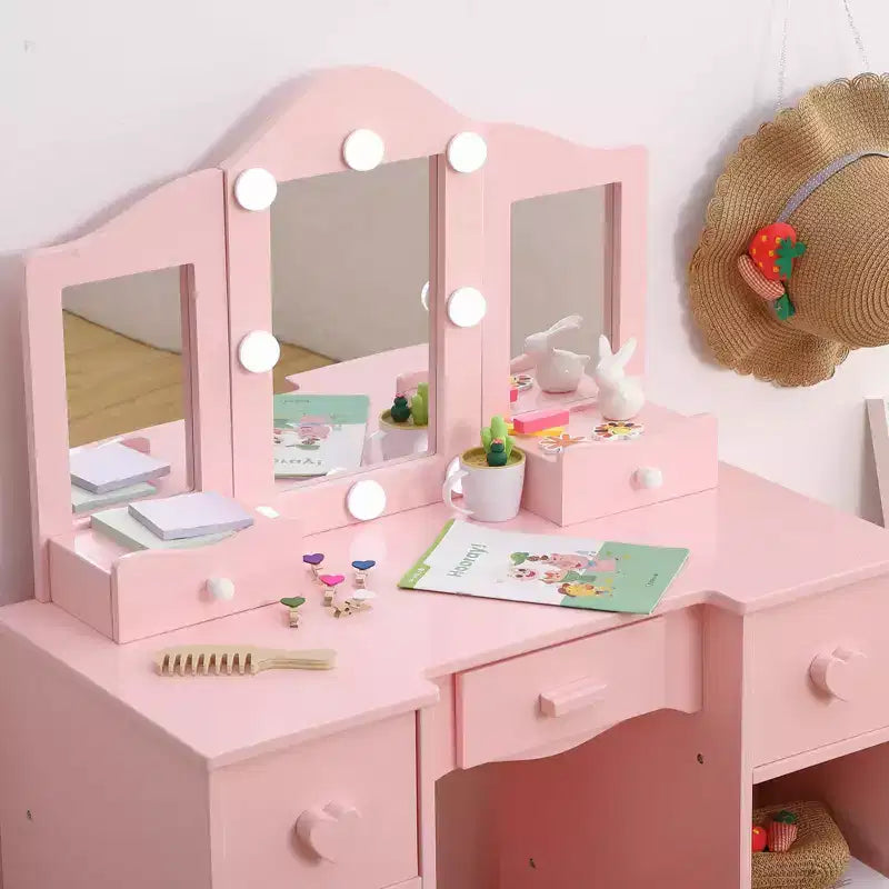 Coiffeuse pour enfants avec miroir triptyque, comprenant une coiffeuse et un tabouret en bois.