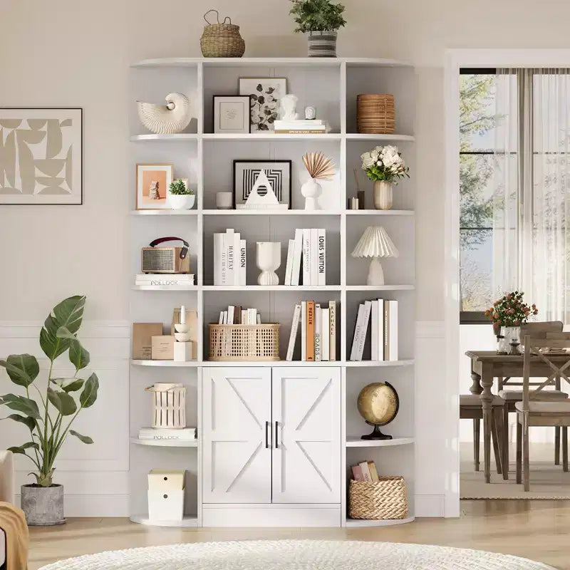 Bibliothèque à six niveaux avec portes, rangement spacieux, comprenant des compartiments ouverts et fermés.