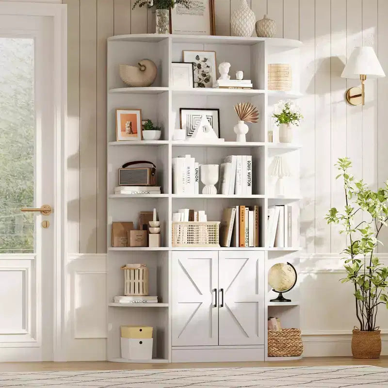 Bibliothèque à six niveaux avec portes, rangement spacieux, comprenant des compartiments ouverts et fermés.