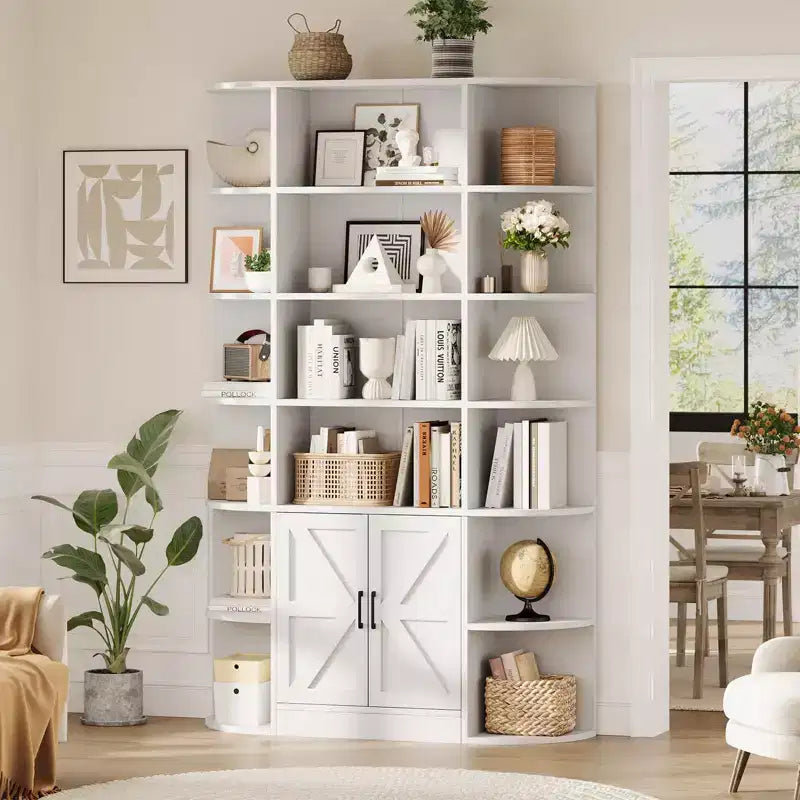 Bibliothèque à six niveaux avec portes, rangement spacieux, comprenant des compartiments ouverts et fermés.